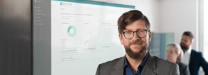 Personen stehen vor einem großen Bildschirm mit der Software Eticor