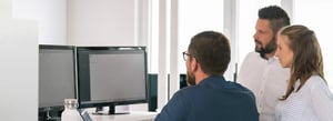 3 Personen schauen auf 2 Bildschirme mit der Software Eticor